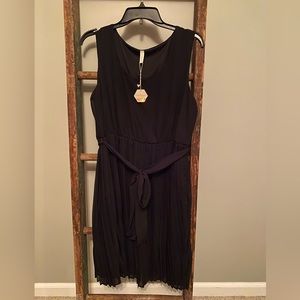 Black sleeveless dress with pleats and tie size XL